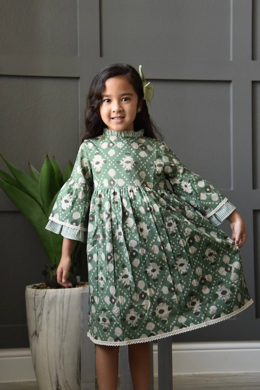 Yo Baby - Printed Bell-Sleeves Ruffle Dress: 7 Years